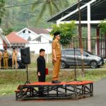 Bupati Iskandar Kamaru menyampaikan arahan kepada peserta Apel Kerja Rutin Bulanan di Lapangan BKPSDM, Kompleks Perkantoran Panango, Desa Tabilaa, Bolaang Uki, Senin, 19 Oktober 2026.Iskandar mengingatkan ASN untuk mempercepat pelaporan administrasi akhir tahun dan mengancam akan menggelar razia judi online di kalangan pegawai Pemkab Bolsel. (Foto: Dok. Humas Pemkab Bolsel)