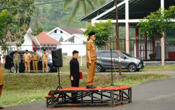 Pimpin Apel Rutin, Bupati Iskandar Minta Percepatan Laporan Akhir Tahun dan Tindak Tegas Judi Online ASN 3 Bupati Iskandar Kamaru menyampaikan arahan kepada peserta Apel Kerja Rutin Bulanan di Lapangan BKPSDM, Kompleks Perkantoran Panango, Desa Tabilaa, Bolaang Uki, Senin, 19 Oktober 2026.Iskandar mengingatkan ASN untuk mempercepat pelaporan administrasi akhir tahun dan mengancam akan menggelar razia judi online di kalangan pegawai Pemkab Bolsel. (Foto: Dok. Humas Pemkab Bolsel)