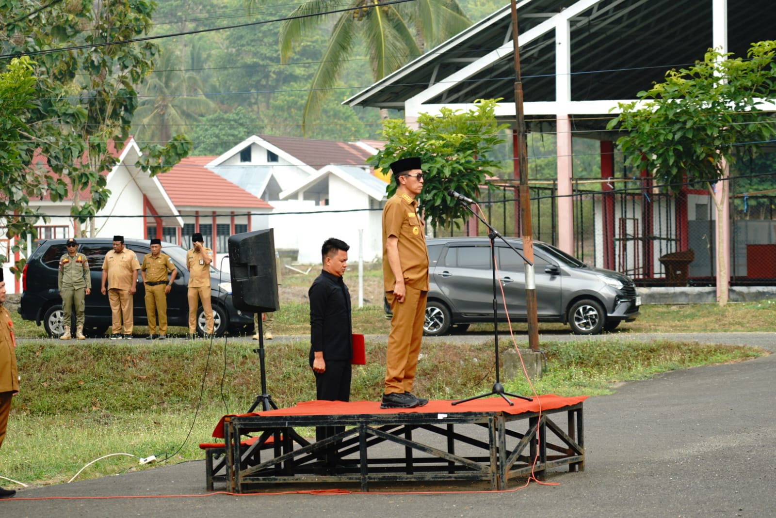 Bupati Iskandar Kamaru menyampaikan arahan kepada peserta Apel Kerja Rutin Bulanan di Lapangan BKPSDM, Kompleks Perkantoran Panango, Desa Tabilaa, Bolaang Uki, Senin, 19 Oktober 2026.Iskandar mengingatkan ASN untuk mempercepat pelaporan administrasi akhir tahun dan mengancam akan menggelar razia judi online di kalangan pegawai Pemkab Bolsel. (Foto: Dok. Humas Pemkab Bolsel)