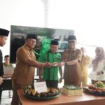 Bupati Bolsel Iskandar Kamaru didampingi Wabup Deddy Abdul Hamid memberikan sambutan pada Syukuran Milad ke-60 KAHMI yang digelar MD KAHMI Bolsel di Guest House Pemkab Bolsel, Desa Popodu, Senin, 19 Oktober 2026. Dalam acara tersebut, Pemkab Bolsel mendorong penguatan sinergi alumni HMI untuk pembangunan daerah dan peningkatan kualitas SDM. (Foto: Dok. Humas Pemkab Bolsel)