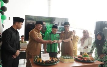 Bupati Bolsel Iskandar Kamaru didampingi Wabup Deddy Abdul Hamid memberikan sambutan pada Syukuran Milad ke-60 KAHMI yang digelar MD KAHMI Bolsel di Guest House Pemkab Bolsel, Desa Popodu, Senin, 19 Oktober 2026. Dalam acara tersebut, Pemkab Bolsel mendorong penguatan sinergi alumni HMI untuk pembangunan daerah dan peningkatan kualitas SDM. (Foto: Dok. Humas Pemkab Bolsel)
