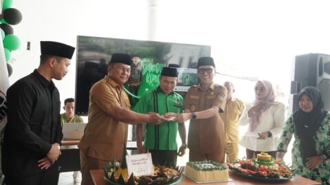 Peringati Milad ke-60 KAHMI, Pemkab Bolsel dan KAHMI Bagikan Sembako untuk Petugas Kebersihan