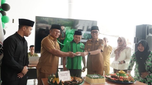 Peringati Milad ke-60 KAHMI, Pemkab Bolsel dan KAHMI Bagikan Sembako untuk Petugas Kebersihan