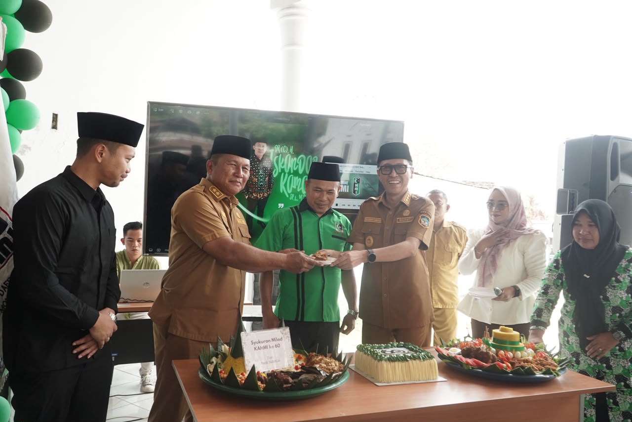 Bupati Bolsel Iskandar Kamaru didampingi Wabup Deddy Abdul Hamid memberikan sambutan pada Syukuran Milad ke-60 KAHMI yang digelar MD KAHMI Bolsel di Guest House Pemkab Bolsel, Desa Popodu, Senin, 19 Oktober 2026. Dalam acara tersebut, Pemkab Bolsel mendorong penguatan sinergi alumni HMI untuk pembangunan daerah dan peningkatan kualitas SDM. (Foto: Dok. Humas Pemkab Bolsel)