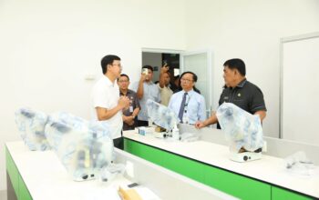 Gubernur Sulut Yulius Selvanus melakukan kunjungan kerja ke Fakultas Kedokteran Unika De La Salle Manado, Senin, 19 Oktober 2026. Dalam kunjungannya, Gubernur mendorong lahirnya calon dokter yang tak hanya kompeten secara medis, tetapi juga berjiwa humanis dan beretika tinggi. Foto: Humas Pemprov Sulut