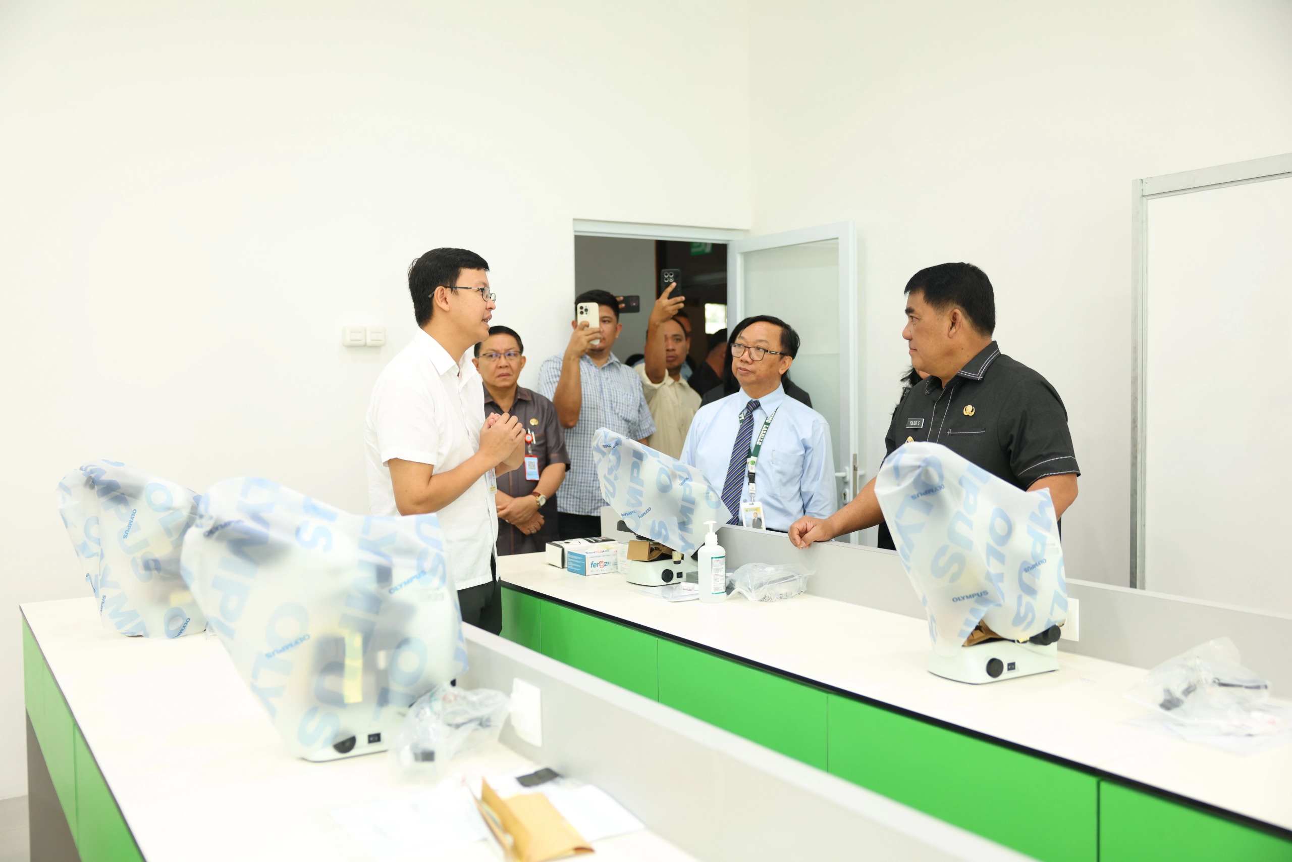 Gubernur Sulut Yulius Selvanus melakukan kunjungan kerja ke Fakultas Kedokteran Unika De La Salle Manado, Senin, 19 Oktober 2026. Dalam kunjungannya, Gubernur mendorong lahirnya calon dokter yang tak hanya kompeten secara medis, tetapi juga berjiwa humanis dan beretika tinggi. Foto: Humas Pemprov Sulut