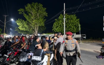 Kapolres Boltim AKBP Golfried Hasiholan Pakpahan bersama Wakapolres dan personel membantu mengatur antrean kendaraan serta membagikan air mineral kepada warga di SPBU Tutuyan, Minggu, 18 Oktober 2026.
