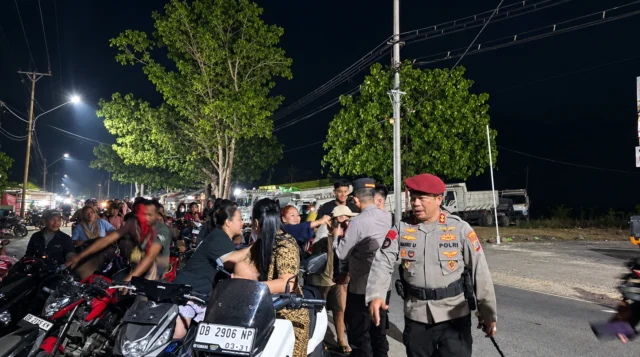 AKBP Golfried Atur Antrean BBM di Tutuyan, Bagikan Air Mineral kepada Warga
