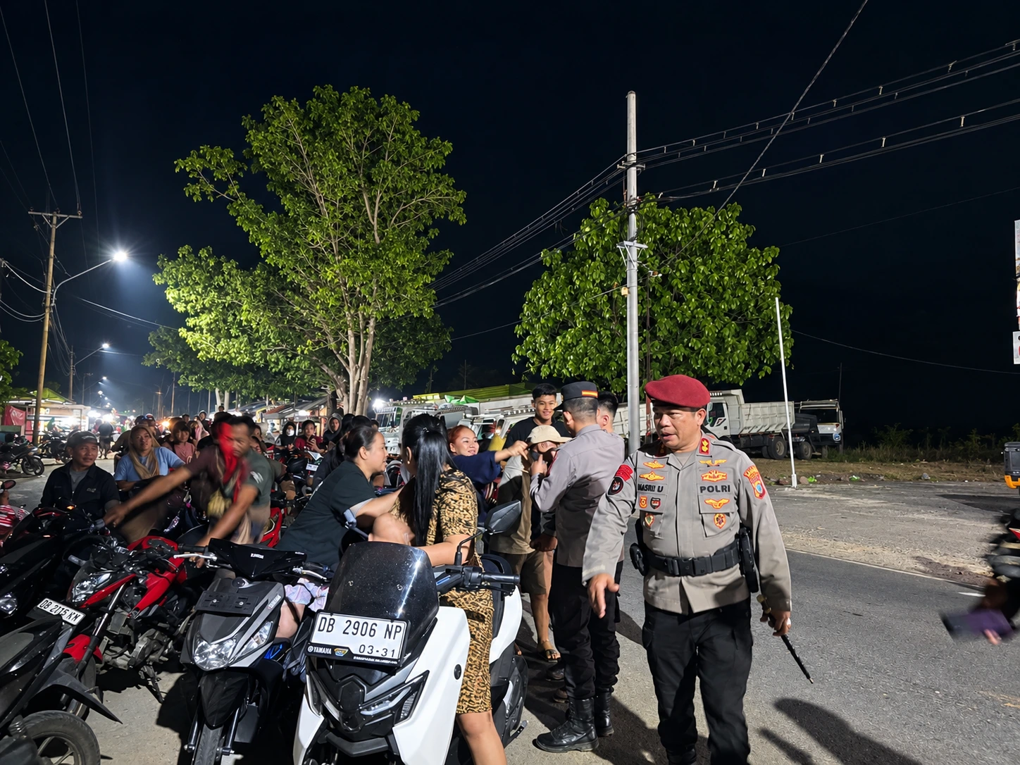 Kapolres Boltim AKBP Golfried Hasiholan Pakpahan bersama Wakapolres dan personel membantu mengatur antrean kendaraan serta membagikan air mineral kepada warga di SPBU Tutuyan, Minggu, 18 Oktober 2026.