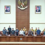 Gubernur Sulut Yulius Selvanus sampaikan dukungan penuh atas Ranperda PPA di Paripurna DPRD Sulut, Senin, 19 Oktober 2026. Menanggapi tingginya kasus kekerasan, Gubernur menyodorkan 7 catatan kunci agar regulasi baru ini efektif melindungi masyarakat. Foto: Humas Pemprov Sulut